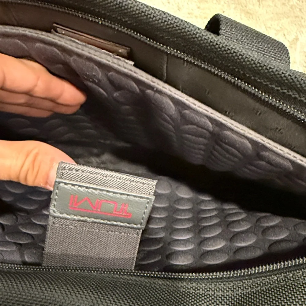 Tumi Laptop Briefcase Messenger Bag Black in EUC plenty of pockets and storage